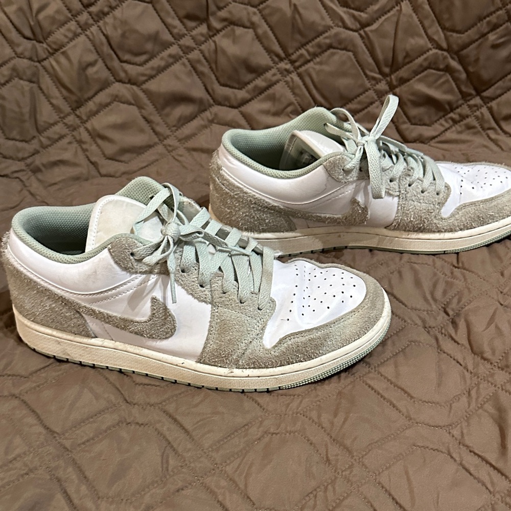 Nike Low-Top Sneakers in White & Light Gray Suede